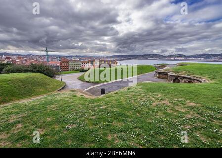 capo delle colline di Santa Catalina nell'area di Cimadevilla di Gijon nella comunità autonoma delle Asturie, Spagna Foto Stock