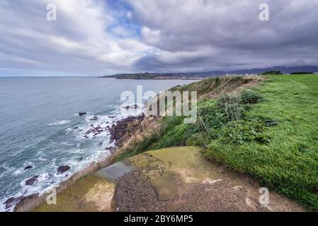 Vista dal capo delle colline di Santa Catalina nell'area di Cimadevilla di Gijon nella comunità autonoma delle Asturie, Spagna Foto Stock