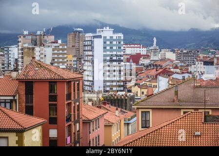 Edifici vecchi e nuovi in Cimavilla e quartieri del centro storico della città di Gijon in Spagna visto dalla collina di Santa Catalina Foto Stock