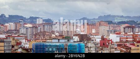 Edifici vecchi e nuovi in Cimavilla e quartieri del centro storico della città di Gijon in Spagna visto dalla collina di Santa Catalina Foto Stock