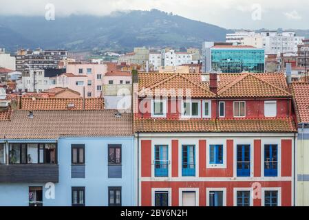 Edifici vecchi e nuovi in Cimavilla e quartieri del centro storico della città di Gijon in Spagna visto dalla collina di Santa Catalina Foto Stock