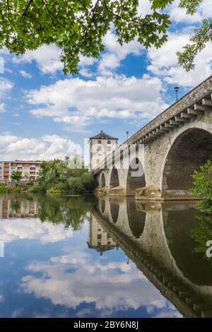 Ponte storico sul fiume Lahn a Limburgo, Germania Foto Stock