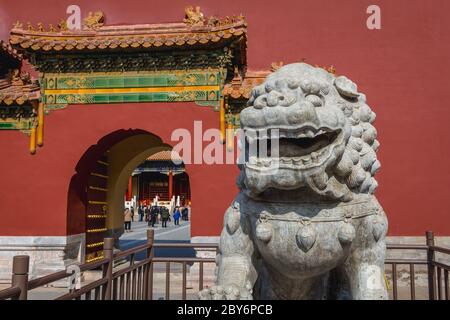 Statua del leone custode di fronte all'entrata di Shouhuang - Palazzo della longevità imperiale nel Parco Jingshan a Pechino, Cina Foto Stock