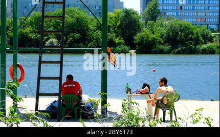 Bagnini in spiaggia pronti per il salvataggio. Rostov-on-Don, Russia, 08 giugno 2020 Foto Stock