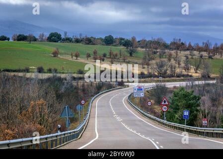 Autostrada N-110 in provincia di Segovia, Castiglia e Leon comunità autonoma nel nord-ovest della Spagna Foto Stock