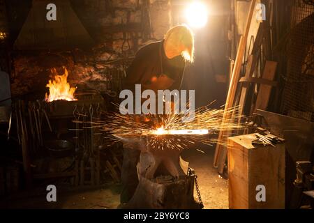 Fabbro femmina il lavoro in officina Foto Stock