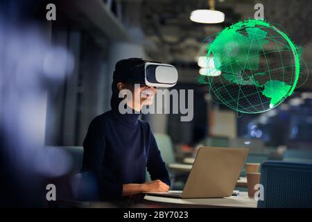 Donna d'affari con occhiali di realtà virtuale che guardano il globo Foto Stock