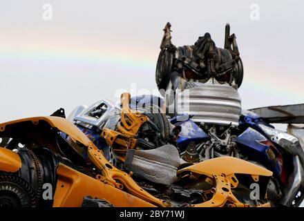 Bangkok, Thailandia. 9 Giugno 2020. Le sculture di ferro giganti indossano maschere esposte durante la campagna indossando maschere contro Coronavirus Covid19 al punto di controllo della temperatura all'ingresso del mercato a Bangkok il 09 giugno 2020. A livello globale, il virus ha infettato più di 7,226,863 persone e ucciso almeno 409,322 persone. Credit: Urdee Image/ZUMA Wire/Alamy Live News Foto Stock