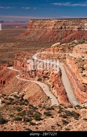 Moki Dugway (autostrada 261) tornanti a Cedar Mesa, oltre la Valle degli Dèi, porta le orecchie monumento nazionale, Utah, Stati Uniti d'America Foto Stock