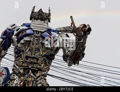 Bangkok, Thailandia. 9 Giugno 2020. Le sculture di ferro giganti indossano maschere esposte durante la campagna indossando maschere contro Coronavirus Covid19 al punto di controllo della temperatura all'ingresso del mercato a Bangkok il 09 giugno 2020. A livello globale, il virus ha infettato più di 7,226,863 persone e ucciso almeno 409,322 persone. Credit: Urdee Image/ZUMA Wire/Alamy Live News Foto Stock