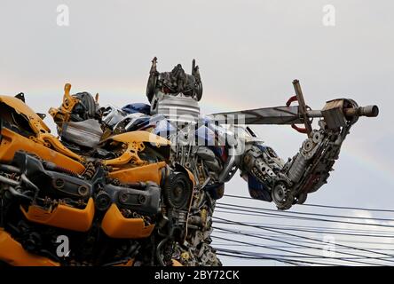 Bangkok, Thailandia. 9 Giugno 2020. Le sculture di ferro giganti indossano maschere esposte durante la campagna indossando maschere contro Coronavirus Covid19 al punto di controllo della temperatura all'ingresso del mercato a Bangkok il 09 giugno 2020. A livello globale, il virus ha infettato più di 7,226,863 persone e ucciso almeno 409,322 persone. Credit: Urdee Image/ZUMA Wire/Alamy Live News Foto Stock