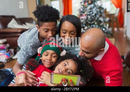 Felice famiglia che prende selfie di Natale Foto Stock