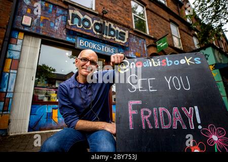 RITRASMETTERE LA PAROLA CHIAVE CORRETTA David Torrens del No Alibis Bookstore su Botanic Avenue a Belfast, che si sta preparando a riaprire il venerdì come piccole imprese in Irlanda del Nord sarà consentito di riaprire per la prima volta dall'inizio del blocco. Foto Stock