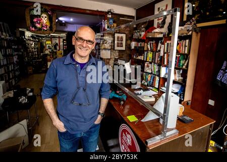 RITRASMETTERE LA PAROLA CHIAVE CORRETTA David Torrens del No Alibis Bookstore su Botanic Avenue a Belfast, che si sta preparando a riaprire il venerdì come piccole imprese in Irlanda del Nord sarà consentito di riaprire per la prima volta dall'inizio del blocco. Foto Stock