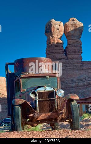 Chevy Truck degli anni 30 arrugginito al Twin Rocks Trading Post cafe a Bluff, Utah, Stati Uniti Foto Stock