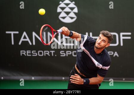 Monaco, Germania. 09 giugno 2020. Tennis, torneo pre-round della serie di tornei DTB German Men's Series al TC Großhesselohe: Bachinger (Dachau) - Simon (Ludwigshafen). Tobias Simon (Ludwigshafen) in azione. Credit: Attualità dal vivo di Matthias Balk/dpa/Alamy Foto Stock