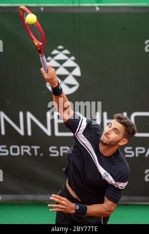 Monaco, Germania. 09 giugno 2020. Tennis, torneo pre-round della serie di tornei DTB German Men's Series al TC Großhesselohe: Bachinger (Dachau) - Simon (Ludwigshafen). Tobias Simon (Ludwigshafen) in azione. Credit: Attualità dal vivo di Matthias Balk/dpa/Alamy Foto Stock