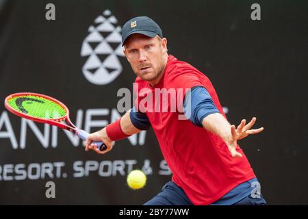 Monaco, Germania. 09 giugno 2020. Tennis, torneo pre-round della serie di tornei DTB German Men's Series al TC Großhesselohe: Bachinger (Dachau) - Simon (Ludwigshafen). Matthias Bachinger (Dachau) in azione. Credit: Attualità dal vivo di Matthias Balk/dpa/Alamy Foto Stock