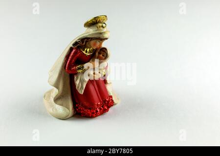 Statuetta o statuetta di angelo di ceramica di Natale isolata su bianco Foto Stock