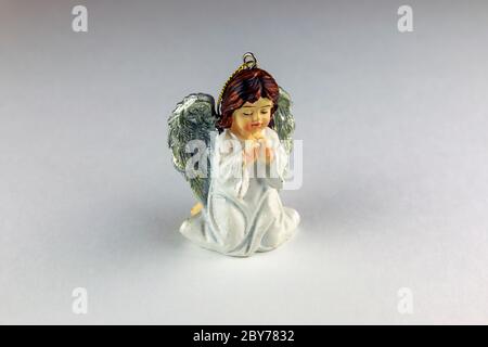 Statuetta o statuetta di angelo di ceramica di Natale isolata su bianco Foto Stock