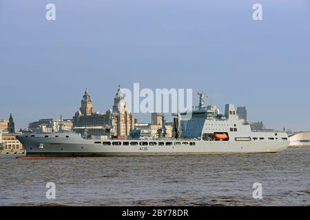 La petroliera di rifornimento Tide-Class della RFA TIDESPRING sotto traino nel FIUME MERSEY, LIVERPOOL Foto Stock