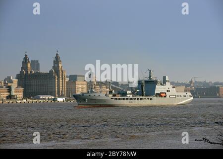 La petroliera di rifornimento Tide-Class della RFA TIDESPRING sotto traino nel FIUME MERSEY, LIVERPOOL Foto Stock