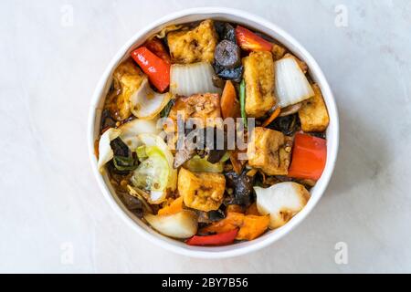 Tofu alimentare vegano sano con salsa di fagioli neri e verdure in plastica Cup Box pacchetto / contenitore. Da togliere. Pronto a mangiare. Foto Stock