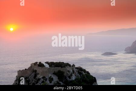 Tramonto sul castello di Monolithos Foto Stock