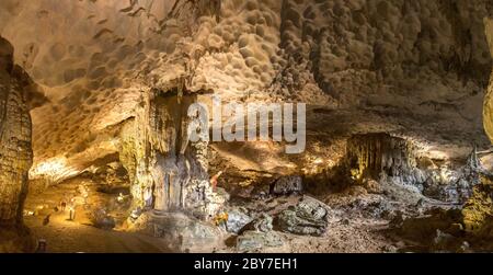 Panorama di enorme grotta nella baia di Halon, Vietnam in una giornata estiva Foto Stock