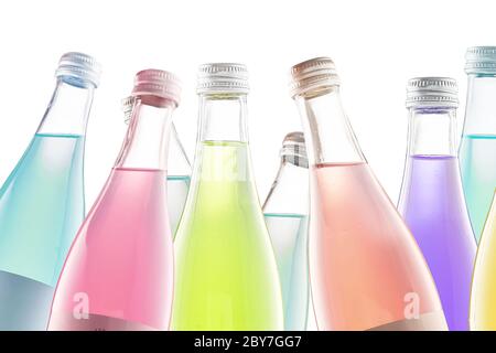 bottiglie colorate di limonata e soda, isolate su fondo bianco. bevete vino o un cocktail. Foto Stock