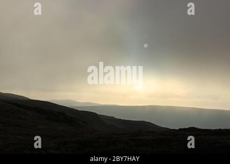 Il sole si infrange attraverso la nebbia mattutina sul passo di montagna da Bala a Bwlch Y Groes, Mid Wales Foto Stock