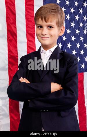 Ritratto di ragazzo caucasico con bandiera americana in background. Foto Stock