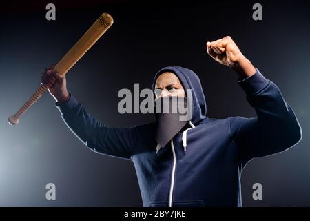 Profilo foto laterale di furious afro americano guy combatte african comunità diritti revolt raise baseball beat pugno usura maglione bandanna isolato Foto Stock