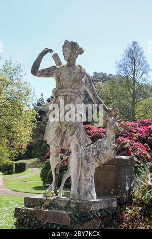 Statua di un arciere con cervi al Giardino del Conte nella tenuta del Monte Edgcumbe in Cornovaglia Foto Stock