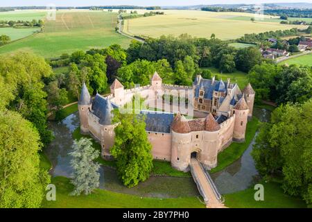 Francia, Cher, Berry, Route Jacques Coeur, Ainay le Vieil, Chateau d'Ainay le Vieil (vista aerea) // Francia, Cher (18), Berry, Route Jacques Coeur, Ain Foto Stock