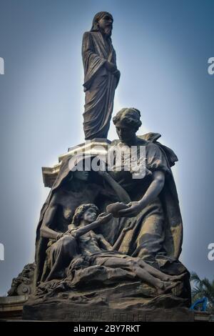 La statua di rilievo di carestia si trova a Kolkata, India . La statua fu commissionata nel 1913 sulla memoria della carestia in India del 1899-1900. Foto Stock