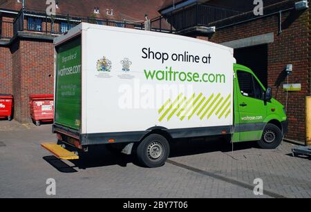 Un pulmino di consegna al supermercato Waitrose parcheggiato fuori dal negozio a Tenterden a Kent, Inghilterra, il 31 maggio 2020. Foto Stock