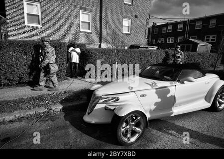 I guardiani nazionali sono accolti dai residenti durante una pattuglia della parte residenziale del quartiere di Wadsworth a Philadelphia, Pennsylvania, il 3 giugno 2020. Foto Stock