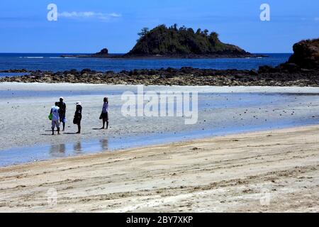 la gente in spiaggia di andilana nosy be Foto Stock