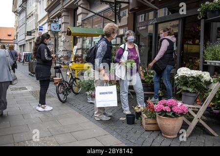 I tedeschi che si sono succeduto alla loro vita quotidiana dopo le restrizioni di blocco del coronavirus sono rilassati a Braunschweig, Germania centro-settentrionale Foto Stock