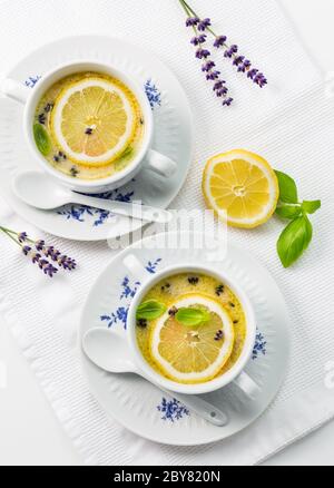 Avgolemono - deliziosa zuppa greca di pollo e limone. Salsa mediterranea o zuppa. Foto Stock