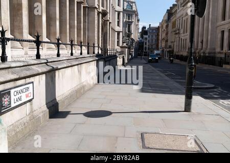 Vista della strada vuota di Chancery Lane a Londra durante il blocco di Coronavirus COVID-19 - 1 Foto Stock