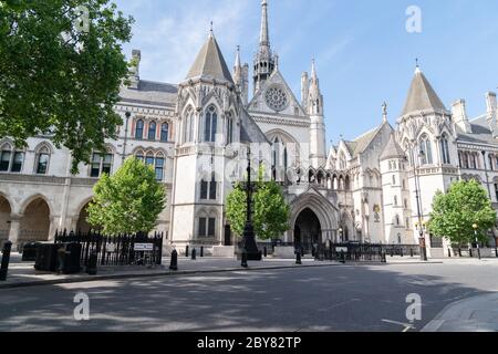 La Corte di giustizia reale a Londra, Strand, Inghilterra chiuso a causa di Coronavirus COVID-19 circondato da strada vuota Foto Stock