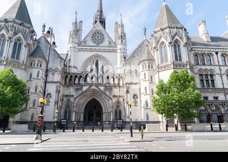 La Corte di giustizia reale a Londra, Strand, Inghilterra ha chiuso a causa di Coronavirus COVID-19 fronteggiato da strada vuota Foto Stock