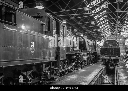 BR '2MT' 2-6-0 No. 46521 e BR 'N15' 4-6-0 No. 777 'sir Lamiel' riposano a Loughborough sulla Grande Ferrovia Centrale Foto Stock