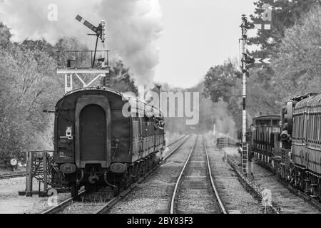 BR '9F' 2-10-0 No. 92214 parte dalla stazione di Quorn e Woodhouse sulla Great Central Railway Foto Stock
