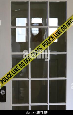 Barriera della polizia su una porta della casa Foto Stock