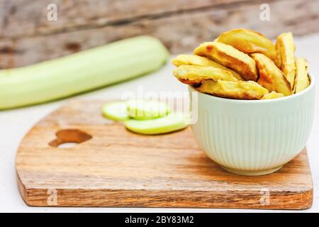 Fette di cortetto fritte in una ciotola su sfondo di legno. Cucina casalinga. Concetto di alimentazione sana. Messa a fuoco selettiva Foto Stock