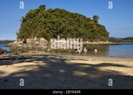 rocce e acqua nell'isola di mammoko Foto Stock