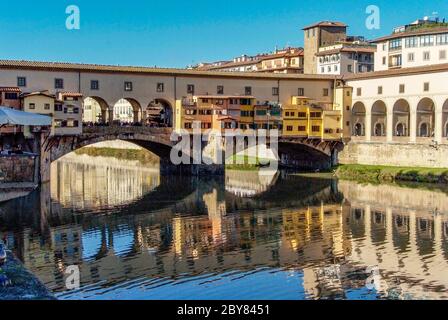 Fiume Arno, Firenze, Italia, ponte ad arco segmentato in pietra medievale chiusa-spandrel, ponte vecchio Foto Stock